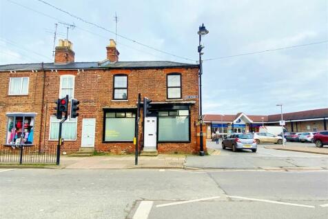 High Street, Holbeach, Spalding 4 bed end of terrace house for sale