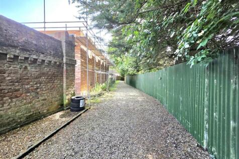 6 bedroom detached house for sale