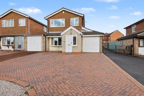 3 bedroom link detached house for sale