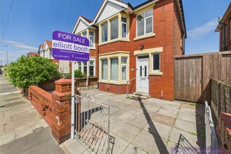 Lindale Gardens, Blackpool FY4 3 bed semi