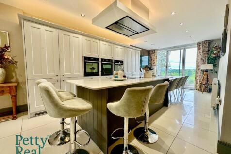 5 bedroom semi-detached house for sale