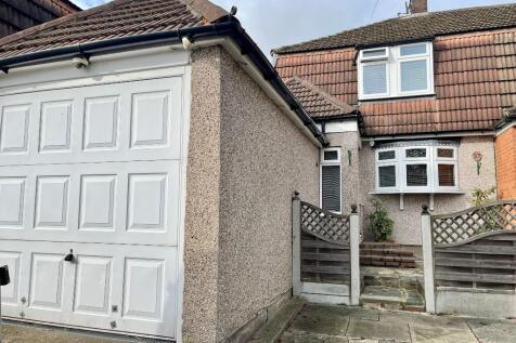 Keats Avenue, Romford 2 bed end of terrace house for sale