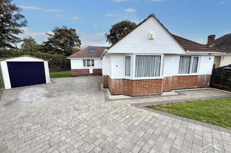 Howton Close, Bournemouth, BH10 5 3 bed detached bungalow for sale