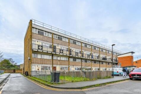 Staton Court, Beaumont Road, London, E10 3 bed flat for sale