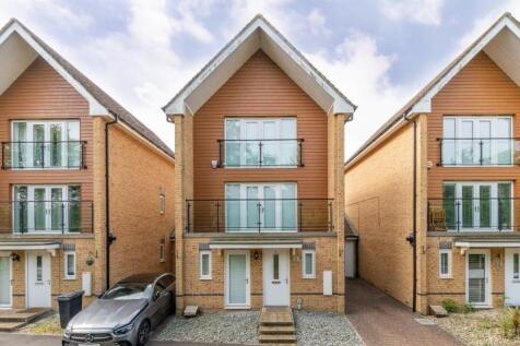 Edgeworth Close, Langley, Slough, SL3 4 bed detached house for sale