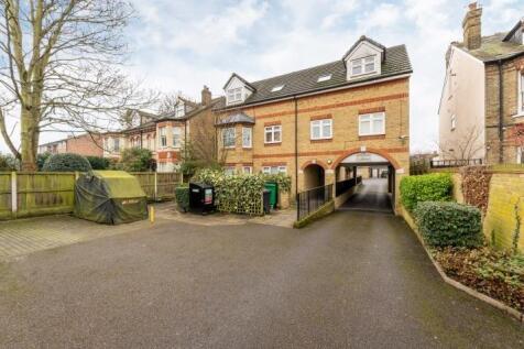 Hanworth Road, Hampton, TW12 2 bed flat for sale