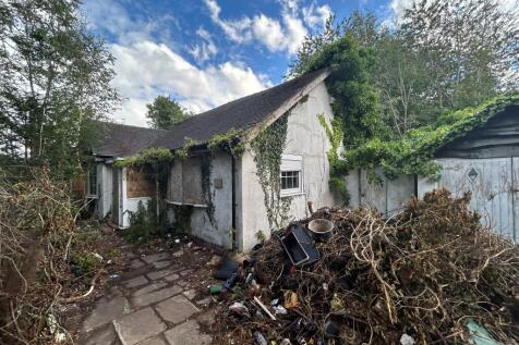 55 Holmes Chapel Road, Cheshire, CW12... 3 bed bungalow for sale