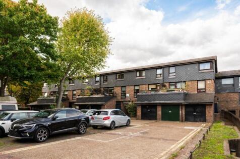 Huguenot Square, London, SE15 2 bed flat for sale