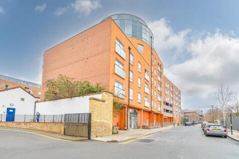 Len Bishop Court, Schoolhouse Lane... 2 bed flat for sale