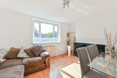 Randisbourne Gardens, London, SE6 3 bed flat for sale