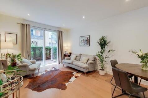 Merlin Court, Tizzard Grove, London, SE3 3 bed flat for sale