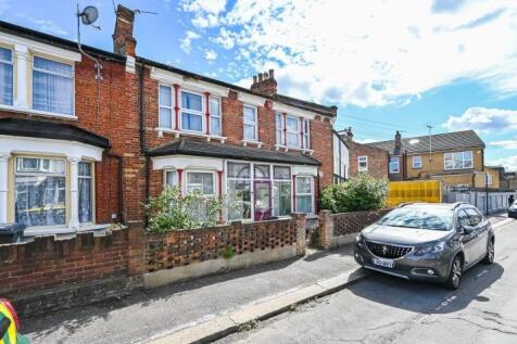 4 bedroom end of terrace house for sale