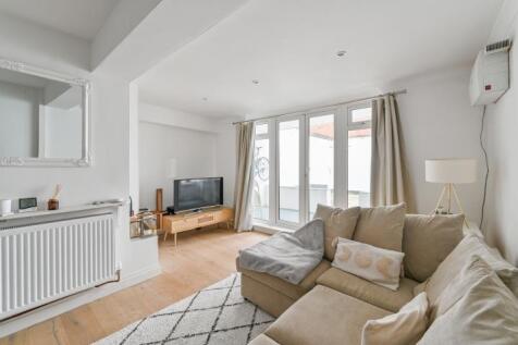 Ashbourne Road, Mitcham, Surrey, CR4 2 bed flat for sale