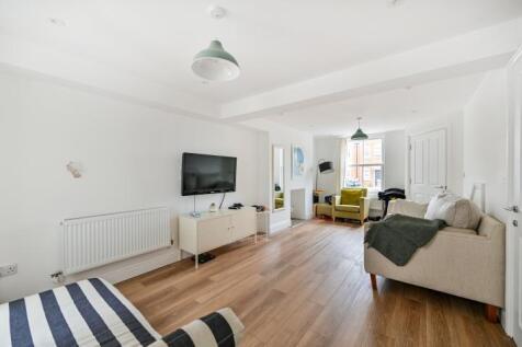 Cleveland Road, New Malden, Surrey, KT3 3 bed semi