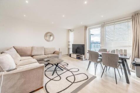 Keble Court, Hayling Way, Edgware, HA8 2 bed flat for sale