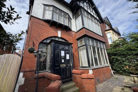 6 bedroom detached house for sale