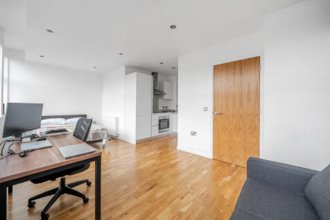 Streatham High Road, London SW16 1 bed apartment for sale