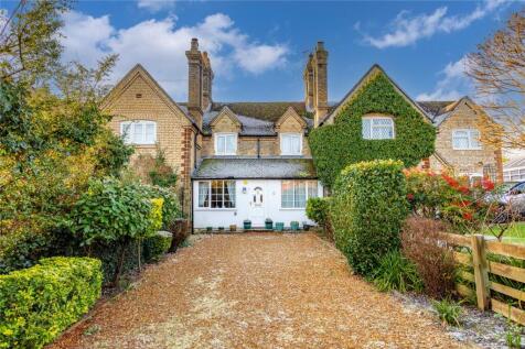 High Street, Silsoe, Bedfordshire, MK45 3 bed terraced house for sale