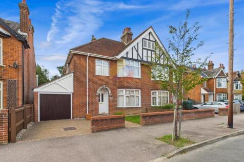 Wavell Avenue, Colchester CO2 3 bed semi