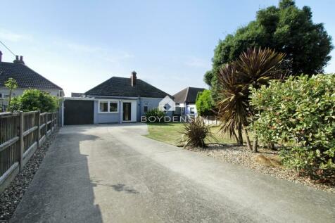 16 Naze Park Road, WALTON ON THE NAZE... 3 bed bungalow for sale