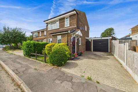 Bolingbroke Close, Chelmsford CM3 3 bed semi