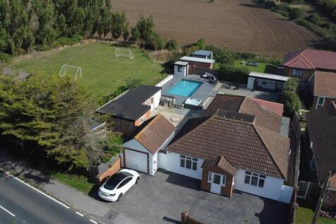 Main Road, Woodham Ferrers 4 bed chalet for sale