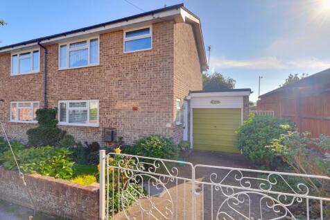 Waterhouse Way, Regents Park... 3 bed semi