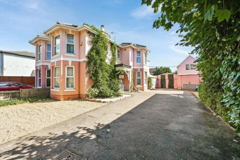 Huge potential for annexe/development. 3 bed semi