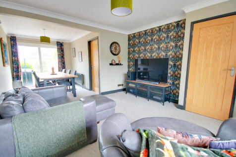 BISHOPSTOKE! NO FORWARD CHAIN!... 3 bed semi