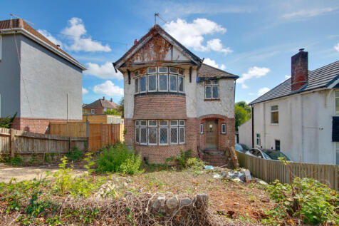 AUCTION! BITTERNE! LOTS OF POTENTIAL!... 3 bed detached house for sale