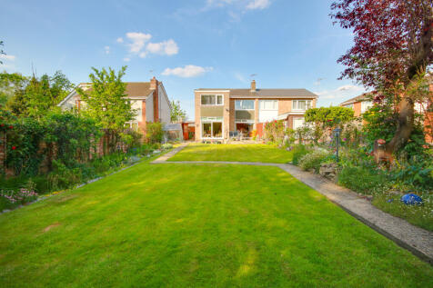 HEDGE END! WOW FACTOR REAR GARDEN!... 4 bed semi