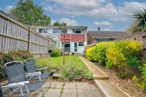 BITTERNE! LANDSCAPED REAR GARDEN!... 3 bed semi