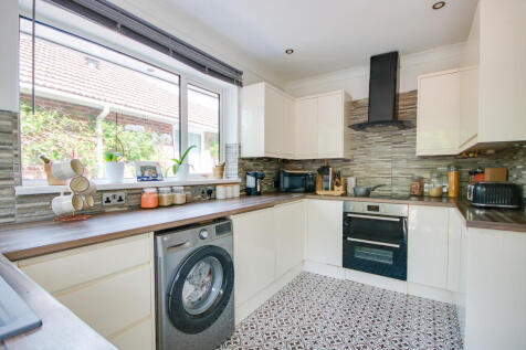 BITTERNE! SPECTACULAR GARDEN!... 2 bed detached bungalow for sale