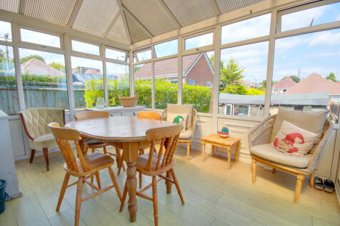 POETS ESTATE! OPEN PLAN KITCHEN... 4 bed chalet for sale