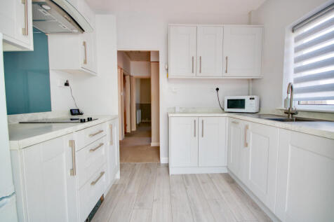 WEST END! NO FORWARD CHAIN! POPULAR... 2 bed semi