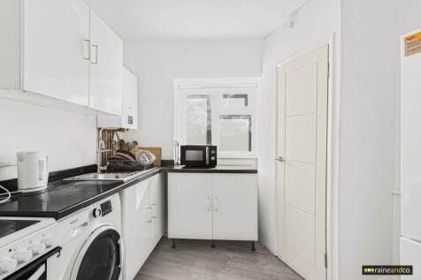 Birchwood Avenue, Hatfield 3 bed flat for sale