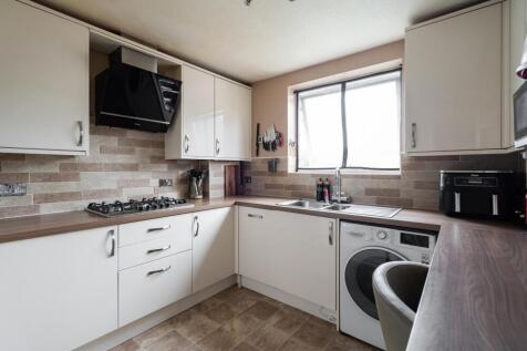 Rochfords Gardens, Slough SL2 2 bed flat for sale