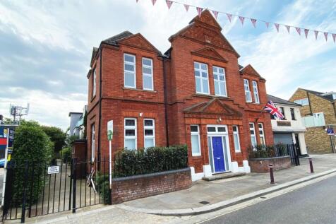 Guildford Street, Chertsey, Surrey, KT16 2 bed maisonette for sale