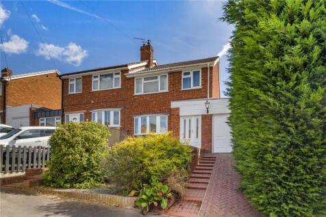 27 Hollywood Drive, Highley... 3 bed semi