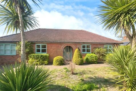 Woodlands Avenue, Burghfield Common... 3 bed bungalow for sale