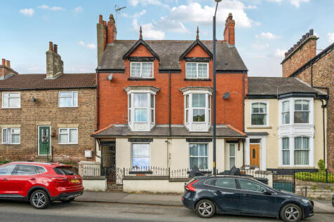 North Street, Ripon, North Yorkshire... 2 bed flat for sale