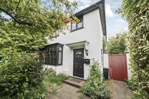 New Haw Road, Surrey KT15 3 bed detached house for sale