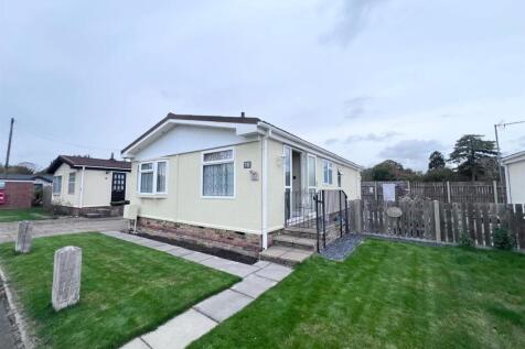 Wyatts Covert, Denham 3 bed park home for sale