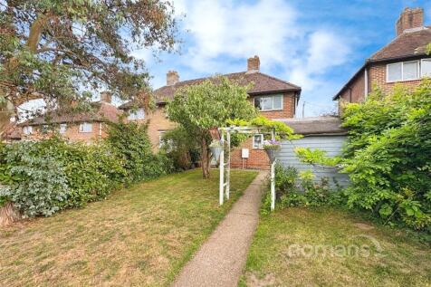 Wyke Avenue, Ash, Aldershot 3 bed semi