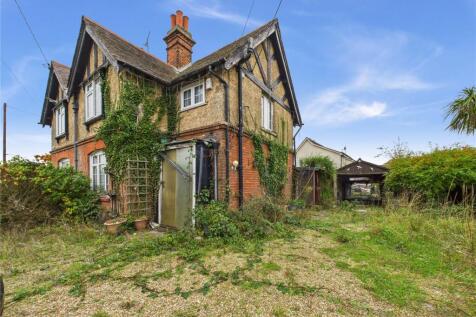 Gosbecks Road, Colchester, Essex, CO2 3 bed property with land for sale