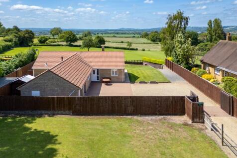 South Street, Castle Cary, Somerset, BA7 3 bed detached bungalow for sale