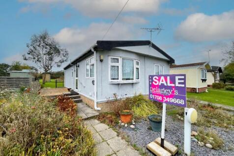North End, Cummings Hall Lane, Romford 2 bed park home for sale