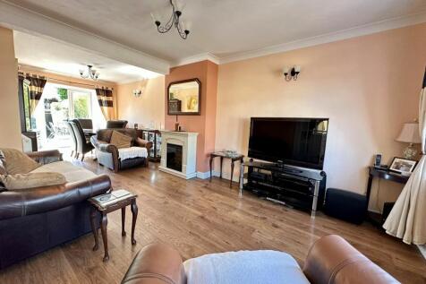 Passingham Close, Billericay CM11 3 bed semi