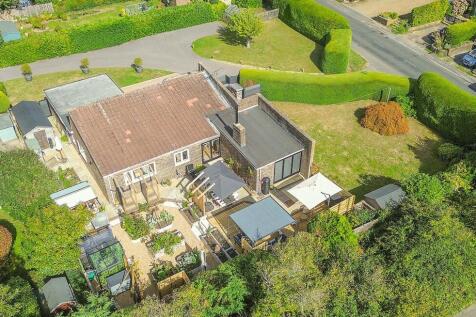 College Road, Ardingly, RH17 3 bed detached bungalow for sale