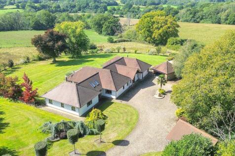 Ardingly Road, Lindfield, RH16 4 bed detached bungalow for sale